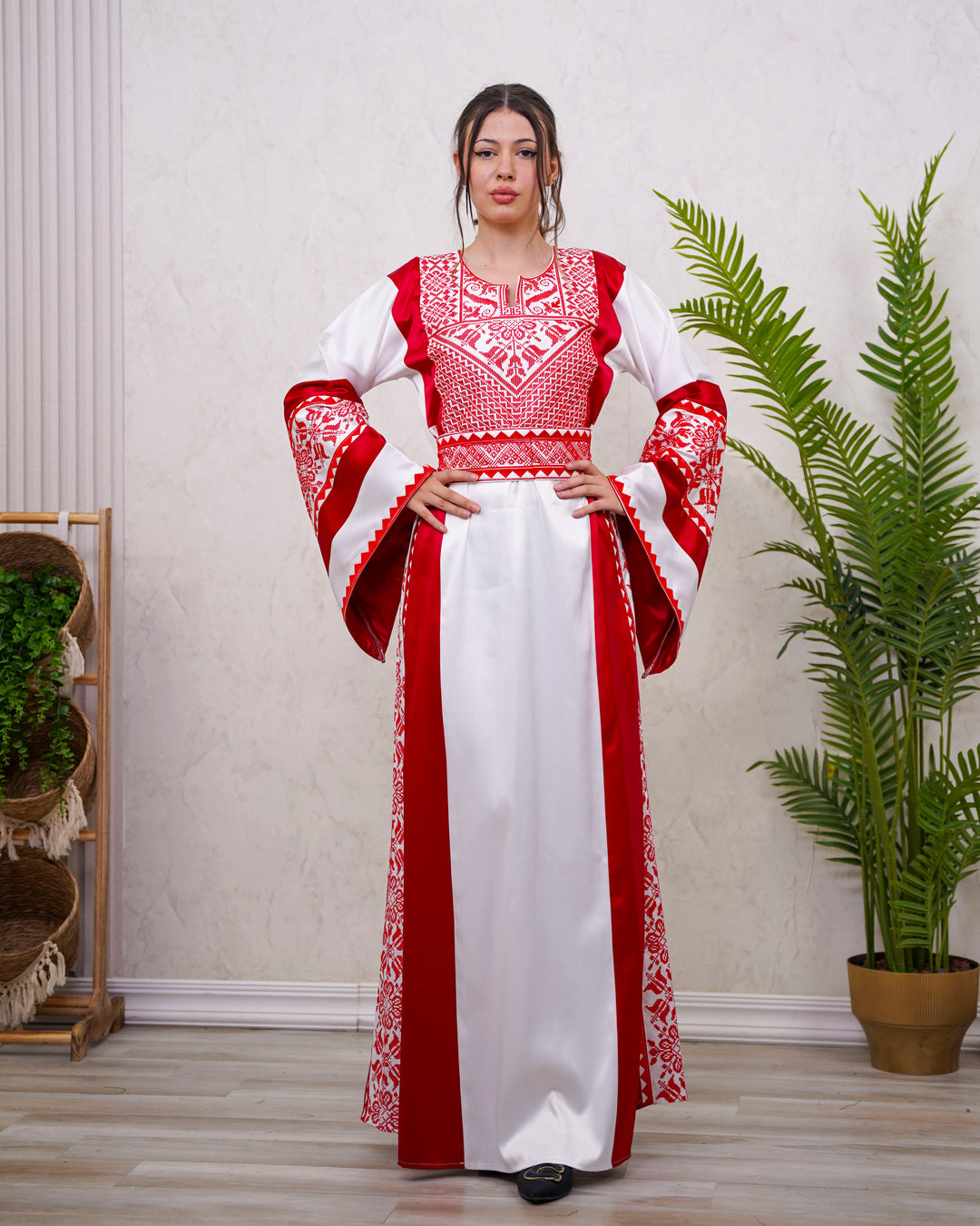 ثوب التراث القرمزي