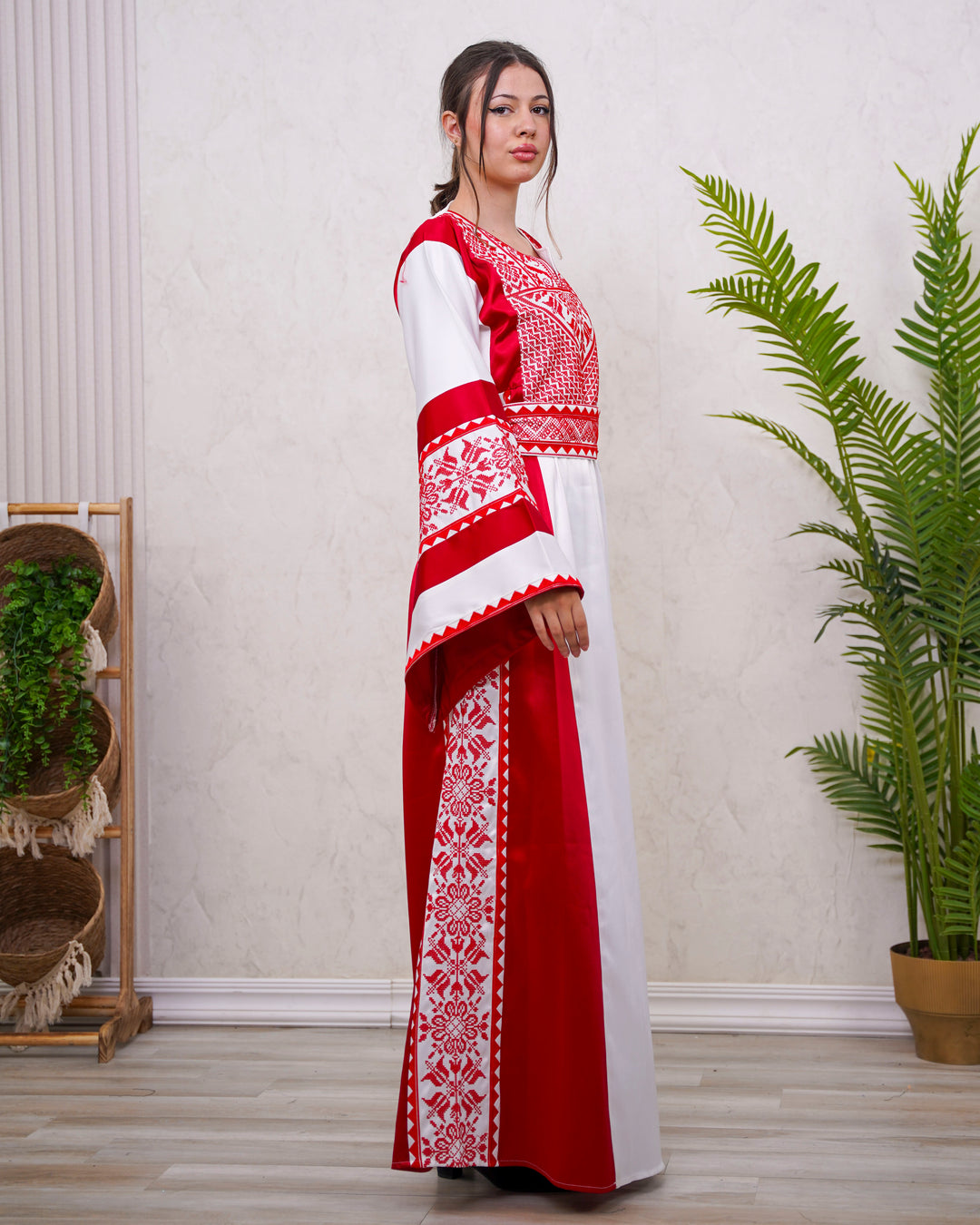 ثوب التراث القرمزي