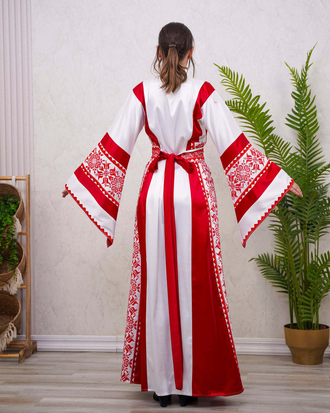 ثوب التراث القرمزي