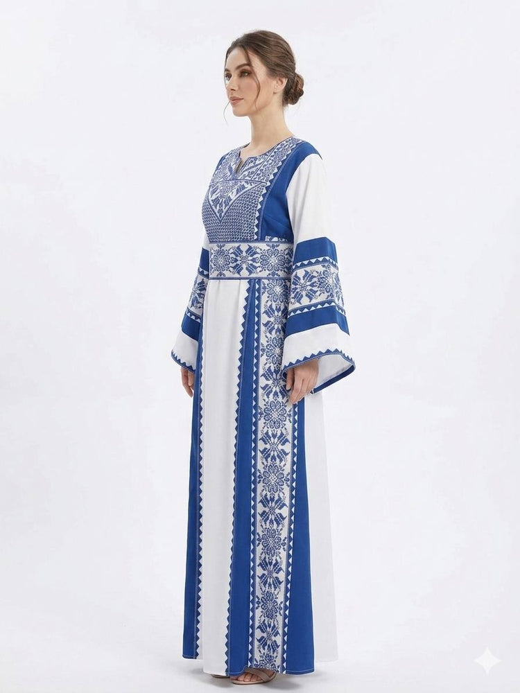 ثوب نسائي تراثي أبيض وأزرق مطرز بأكمام واسعة وتصميم أنيق مستوحى من التراث