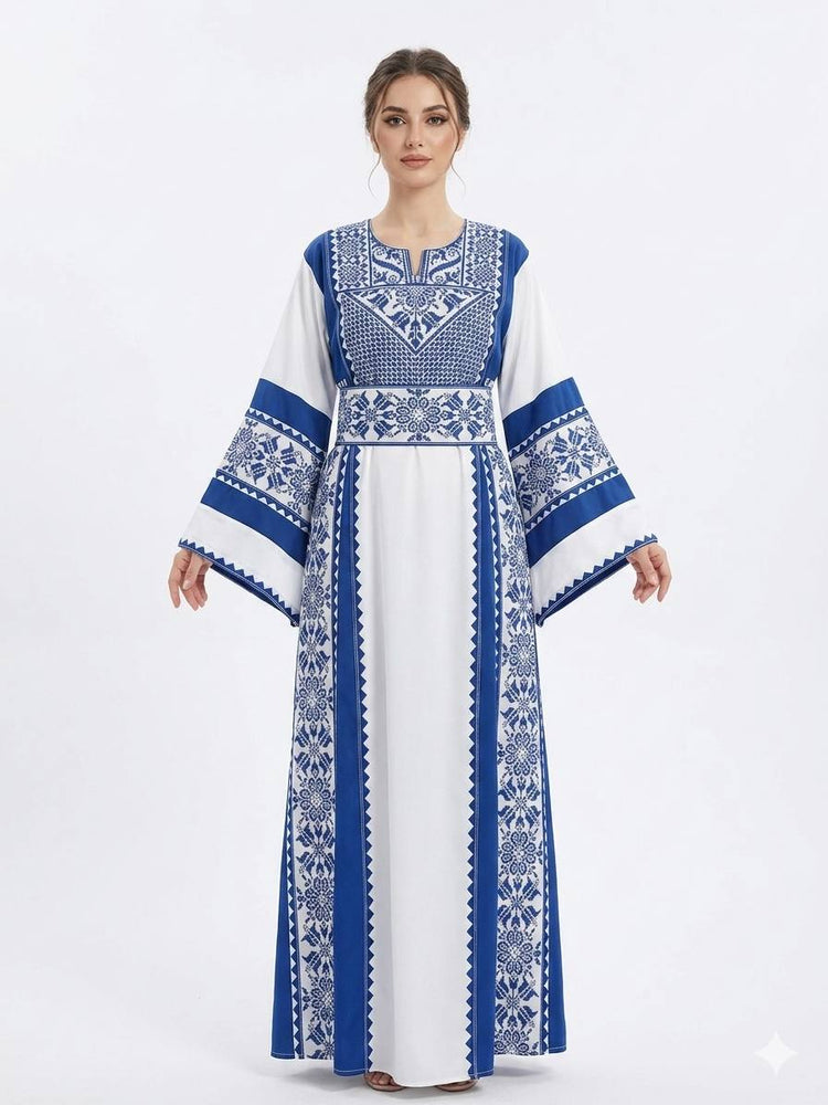 ثوب نسائي تراثي أبيض وأزرق مطرز بأكمام واسعة وتصميم أنيق مستوحى من التراث