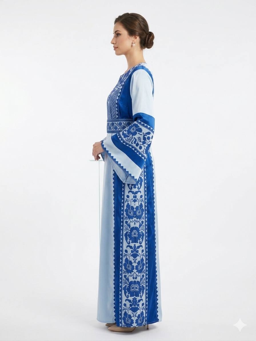 ثوب نسائي مطرز باللون الأزرق الفاتح بتصميم طويل محتشم وأكمام واسعة
