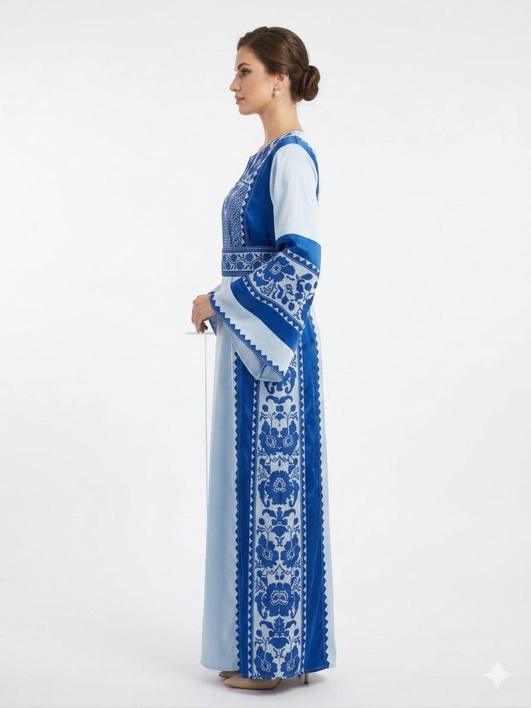 ثوب نسائي مطرز باللون الأزرق الفاتح بتصميم طويل محتشم وأكمام واسعة