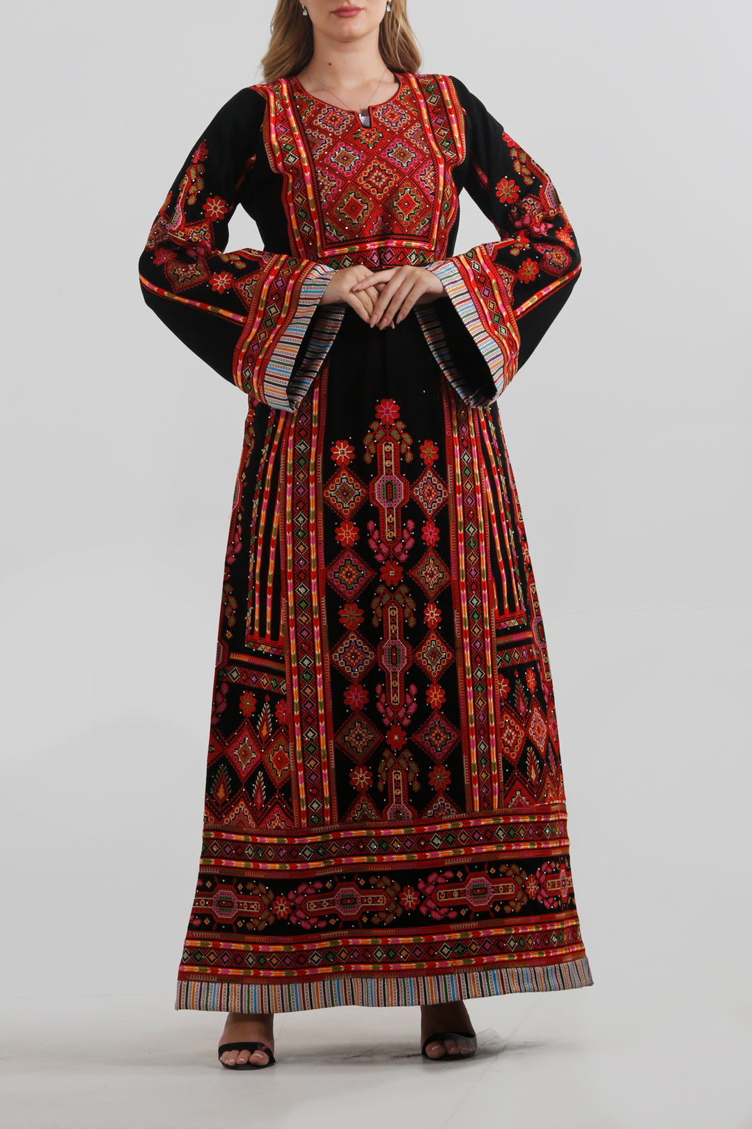 Black And Red Embroidery Thoub ثوب تطريز اسود واحمر
