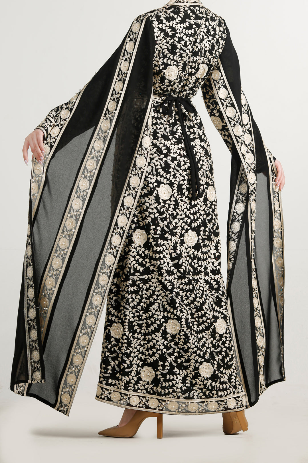 Golden Embroidery Thoub ثوب تطريز ذهبي